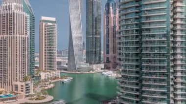 Dubai Marina yerleşim ve ofis gökdelenlerinin deniz manzarası.