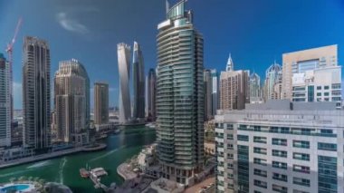 Dubai Marina yerleşim ve ofis gökdelenlerinin deniz manzarası.