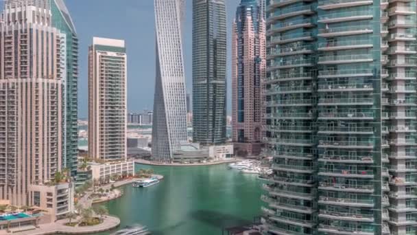 Вид з повітря на житлові будівлі Дубая Марини та офісні хмарочоси з береговим таймелапсом. — стокове відео