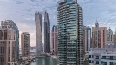 Dubai Marina yerleşim yerlerinin ve ofis gökdelenlerinin havadan görüntüsü. Rıhtıma bakan gündüz ve gece saatleri var.