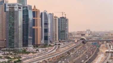 Dubai Marina yakınlarındaki Şeyh Zayed yoluna giden hava manzarası ve Dubai 'deki gündüz ve gece saatleri..