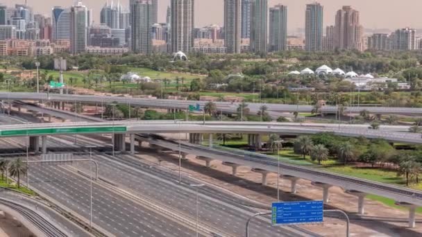 Terrain de golf de Dubaï avec un paysage urbain de Gereens et de quartiers tecom en arrière-plan timelapse aérienne — Video