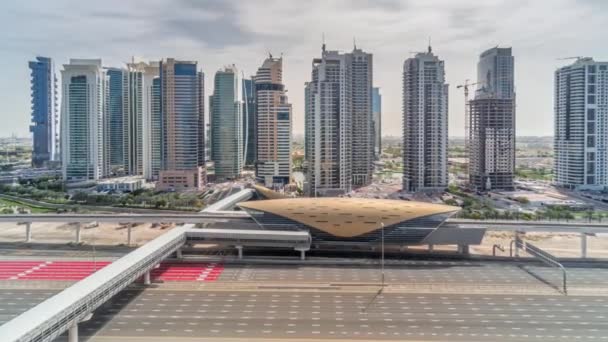 Vista aérea a la carretera Sheikh Zayed desde Dubai Marina con rascacielos JLT timelapse durante todo el día, Dubai . — Vídeo de stock