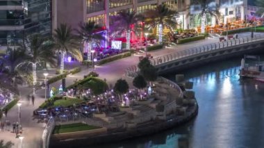 Dubai Marina Limanı 'ndaki rıhtım güvertesi gece uçuşları. Dubai, Birleşik Arap Emirlikleri