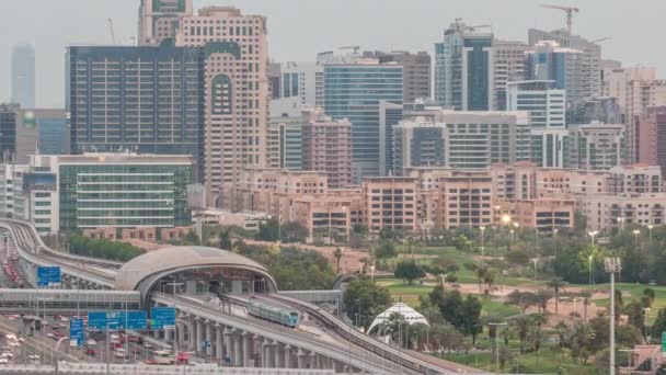 Dubai Golf Course con un paisaje urbano de Gereens y los distritos de tecom en la antena de fondo día a noche timelapse — Vídeo de stock