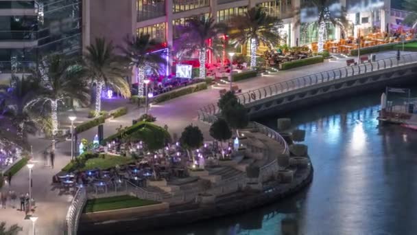 Promenada nabrzeżna w Dubai Marina antenowa noc timelapse. Dubaj, Zjednoczone Emiraty Arabskie — Wideo stockowe