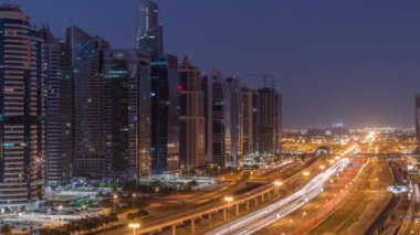 Dubai Marina yakınlarındaki Şeyh Zayed yoluna giden hava manzarası ve Dubai 'deki Jlt..