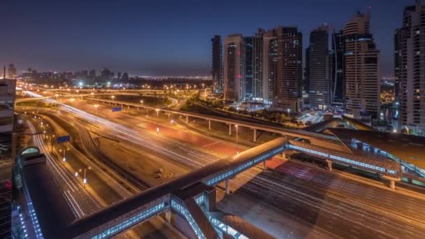 Vista aérea para a estrada Sheikh Zayed perto de Dubai Marina e JLT noite a dia timelapse, Dubai . — Vídeo de Stock