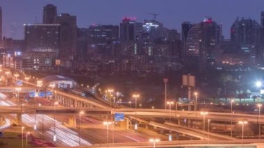 Dubai Golf Sahası 'nın arka planında Gereens ve tecom bölgelerinden oluşan bir şehir manzarası var.