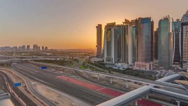 Légi felvétel Sheikh Zayed út napkeltekor közelében Dubai Marina és Jlt timelapse, Dubai. — Stock videók
