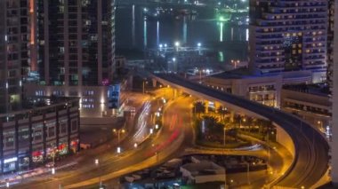 Hava görüntüsü Dubai marina gökdelenleri inşaat alanı ve Palm Jumeirah Adası 'nın arka planında gece zaman çizelgesi.
