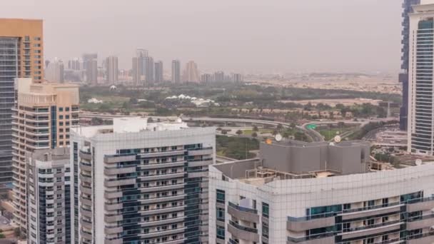 Arka planda Gereens ve tecom bölgelerinden oluşan bir şehir manzaralı Dubai Golf Sahası — Stok video