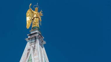 Ünlü 16. yüzyıl San Marco Meydanı timelapse katedral kule kare. Çatısı bir melek tepesinde spire çan kulesi Venedik üzerinde şaşırtıcı manzaralarına sahiptir. Yaz günü, mavi gökyüzü