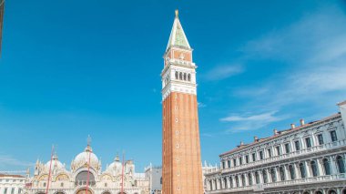 Saint Mark Meydanı Venedik'te San Marco campanile timelapse (Çan Kulesi Saint Mark Katedrali). San Marco Bazilikası'nın arka plan üzerinde. Mavi bulutlu gökyüzü yaz gün
