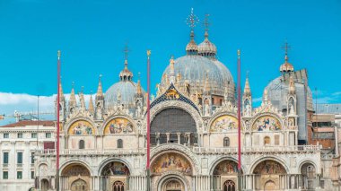 Basilica San Marco timelapse. Bu katedral kilise, Roma Katolik Başpiskopos Venedik. Piazza San Marco adlı yatıyor. Turistler önünde yürüyüş. İlk St Mark'ın 828 içinde inşa edilmiştir. Venedik, İtalya