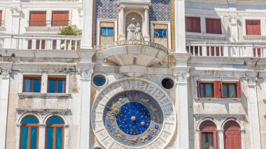 Portre üzerinde Astronomik Saat'in timelapse meydanında San Marco, Venedik, İtalya. Güneşli gün