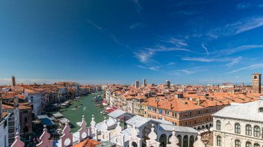 Her iki taraf başyapıtlarından biri Venedik mimarisiyle çok turist gondol ve tekneler, Yelkenli üzerinde Venedik timelapse merkezi meşgul kanal üstten görünüm hayat kalabalık. Mavi bulutlu gökyüzü yaz gün