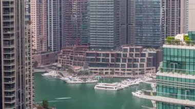 Dubai Marina yerleşim ve ofis gökdelenlerinin deniz manzarası.
