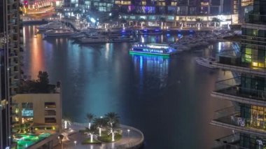 Dubai Marina Limanı 'ndaki rıhtım güvertesi gece uçuşları. Dubai, Birleşik Arap Emirlikleri