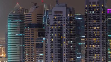 Dubai, Uae 'deki Jumeirah Gölü Kuleleri' ndeki konut ve işyeri binaları..