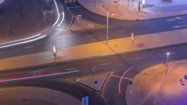 Dubai Marina 'da trafik saatli bir kavşağın hava görüntüsü.