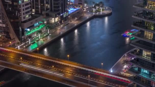 Waterfront promenade in Dubai Marina luchtfoto nachtelijke tijdspanne. Dubai, Verenigde Arabische Emiraten — Stockvideo