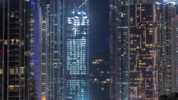 Vue de divers gratte-ciel et tours à Dubai Marina depuis le ciel de la nuit — Video