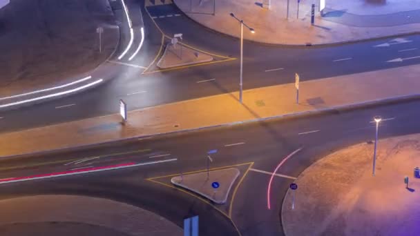 Luchtfoto van een kruispunt van de weg in Dubai Marina met verkeerstijdstip. — Stockvideo