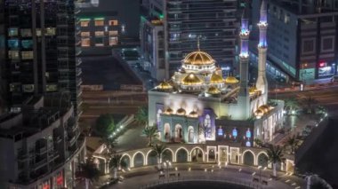 Dubai Marina ve Mohammed Bin Ahmed Almulla Camii 'nin modern konut mimarisi.