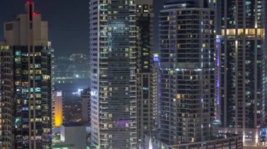 Dubai Marina 'daki çeşitli gökdelenlerin ve kulelerin görüntüsü.