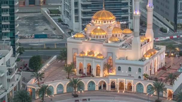Moderna architettura residenziale di Dubai Marina e Mohammed Bin Ahmed Almulla Moschea aerea giorno alla notte timelapse — Video Stock