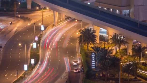 Luchtfoto naar Dubai jachthaven straat met bouwplaats op achtergrond nacht timelapse. — Stockvideo