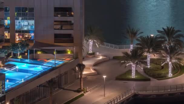 Promenada nabrzeżna w Dubai Marina antenowa noc timelapse. Dubaj, Zjednoczone Emiraty Arabskie — Wideo stockowe