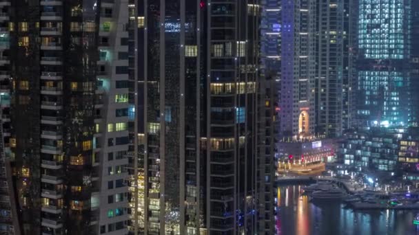 Vista aérea dos arranha-céus residenciais e de escritório da Marina do Dubai com a timelapse da noite à beira-mar — Vídeo de Stock