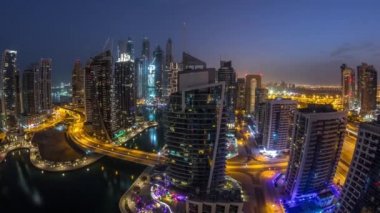 Dubai Marina konutlarının ve ofis gökdelenlerinin havadan görüntüsü. Gece gündüz deniz manzaralı.