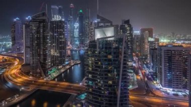 Dubai Marina yerleşim ve ofis gökdelenlerinin deniz manzarası.