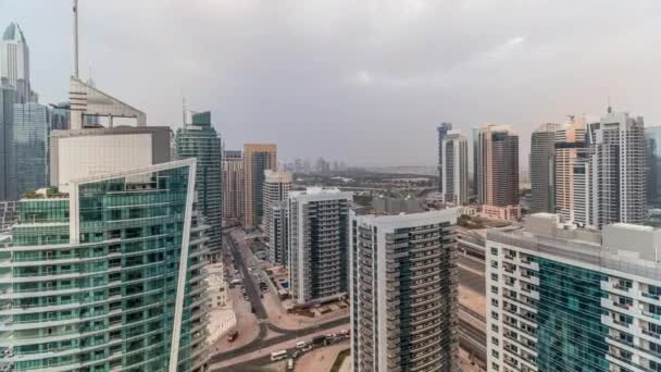 Uitzicht op verschillende wolkenkrabbers en torens in Dubai Marina van boven luchtfoto timelapse — Stockvideo