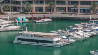 Dubai Marina Limanı 'ndaki rıhtım güvertesi, zaman ayarlı. Dubai, Birleşik Arap Emirlikleri