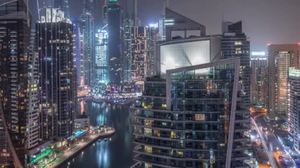 Flygfoto över Dubai Marina bostäder och kontor skyskrapor med vattnet natten timelapse — Stockvideo