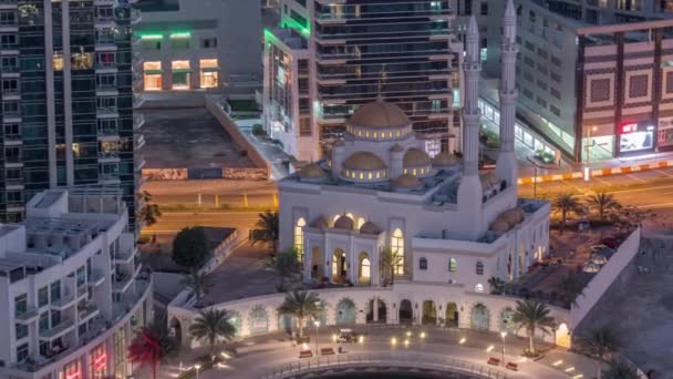 Moderna arquitectura residencial de Dubai Marina y Mohammed Bin Ahmed Almulla Mezquita antena noche al día timelapse — Vídeos de Stock