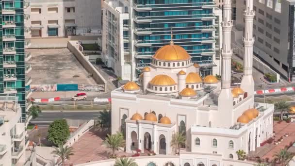 Arquitectura residencial moderna de Dubai Marina y Mohammed Bin Ahmed Almulla Timelapse aéreo Mezquita — Vídeos de Stock