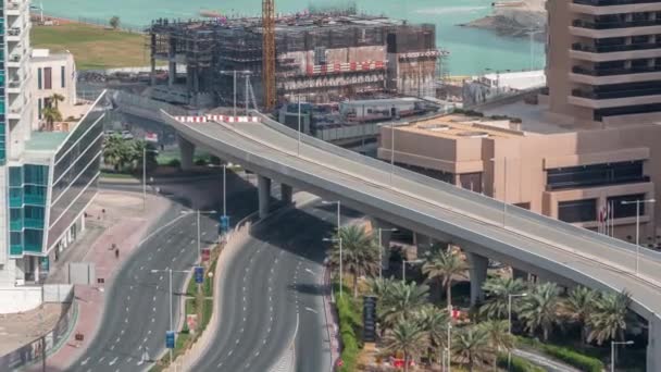 Flygfoto över Dubai marina skyskrapor med byggarbetsplats och Palm Jumeirah Island på bakgrund timelapse. — Stockvideo