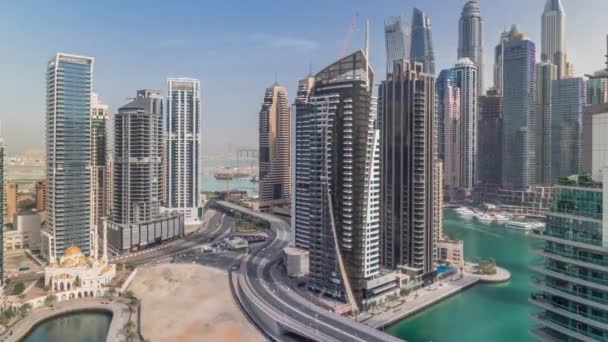 Вид с воздуха на жилые и офисные небоскребы Dubai Marina с временной задержкой на набережной — стоковое видео