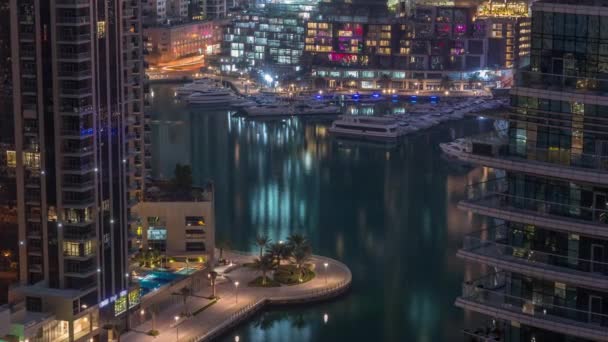 Waterfront περιπάτου στο Ντουμπάι Μαρίνα εναέρια νύχτα με την ημέρα timelapse. Ντουμπάι, Ηνωμένα Αραβικά Εμιράτα — Αρχείο Βίντεο