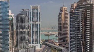 Dubai Marina 'daki çeşitli gökdelenlerin ve kulelerin yukarıdan görünüşü