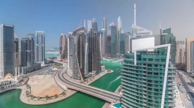 Dubai Marina yerleşim ve ofis gökdelenlerinin deniz manzarası.