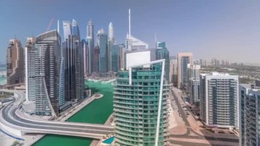 Dubai Marina yerleşim ve ofis gökdelenlerinin deniz manzarası.