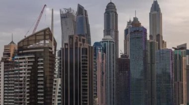 Dubai Marina 'daki çeşitli gökdelenlerin ve kulelerin yukarıdan görünüşü