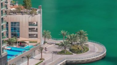 Dubai Marina Limanı 'ndaki rıhtım güvertesi, zaman ayarlı. Dubai, Birleşik Arap Emirlikleri