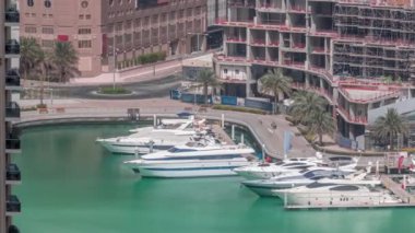 Dubai Marina Limanı 'ndaki rıhtım güvertesi, zaman ayarlı. Dubai, Birleşik Arap Emirlikleri